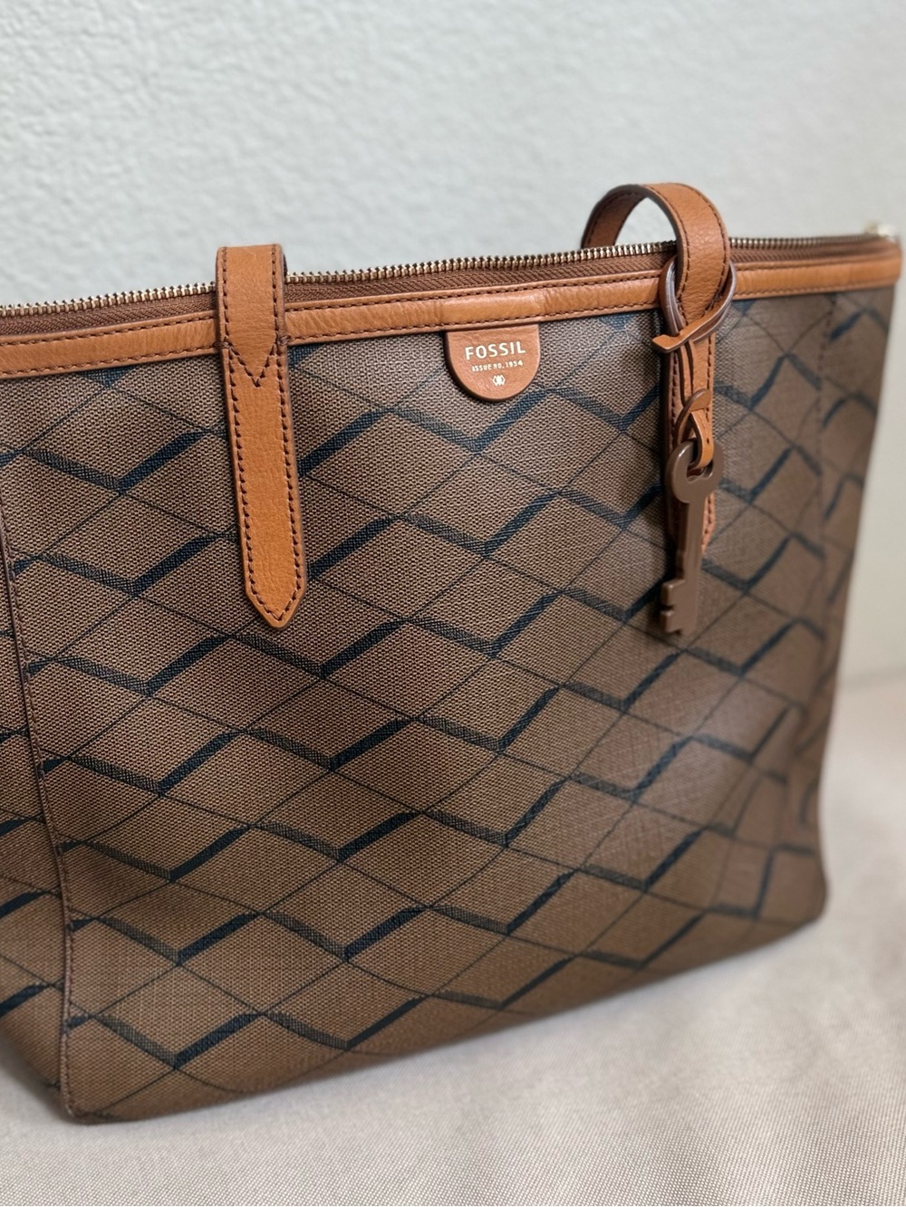 🤎 Fossil Geo Brown and Blue 💙 Tote with Tan Trim - Picture 3 of 11